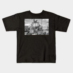 RNLI lifeboat in Great Yarmouth harbour Kids T-Shirt